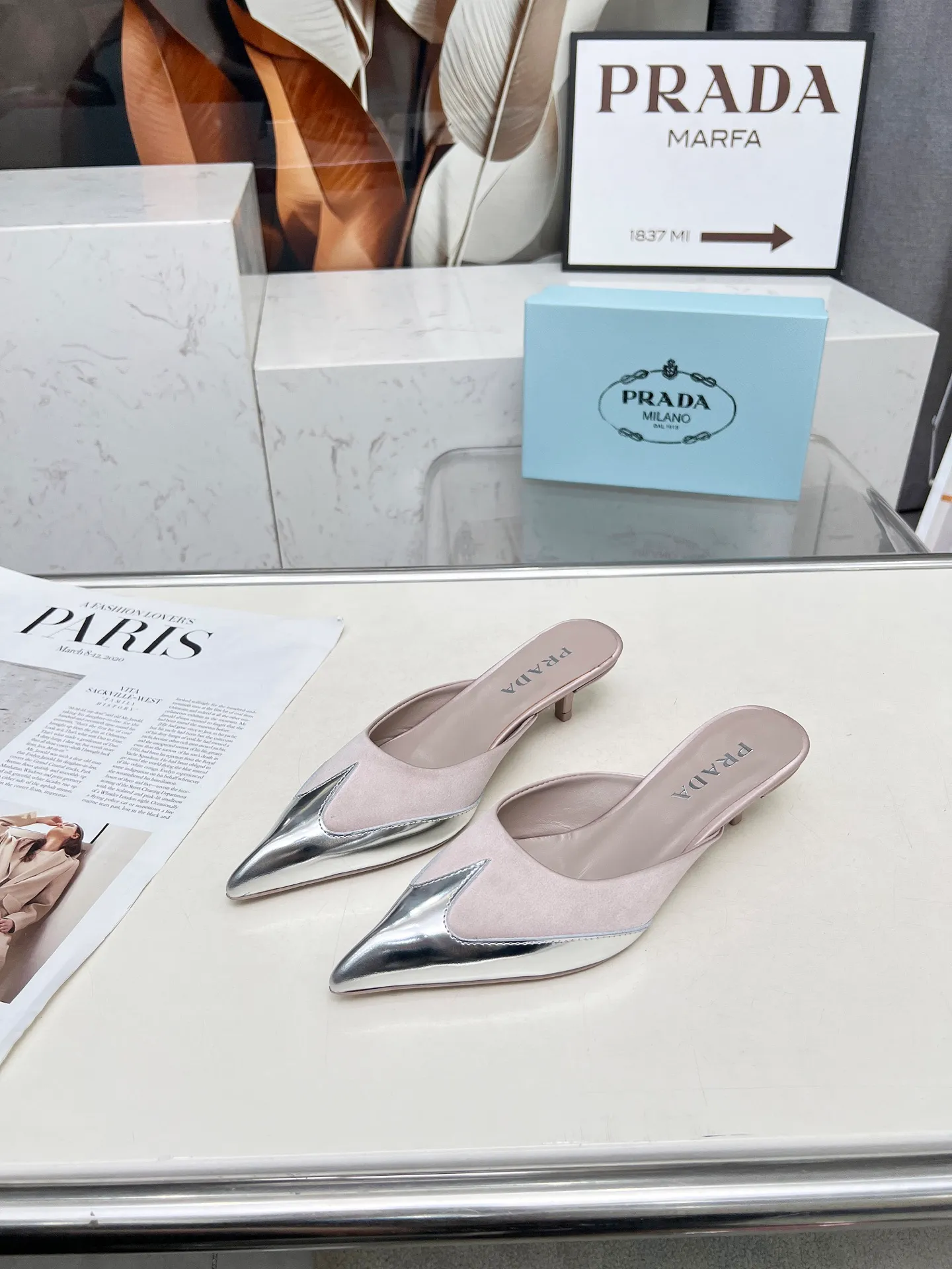 👟👟Ex-factory price 520👟👟 🏧2025 T show Mule shoes, silk pointed toe series🏧 (highest version with top packaging) PRADA 2025𝐬𝐬Prada new product, (top version) is coming! prada25 "T-stage show style" mainly promotes hot-selling styles, made of silk material and TPU Muller series spring and summer single shoes and sandals series. Made of high-quality silk satin and Tpu mirror material, a full range of simple light plate logo hot stamping. ——————————————————❣️ 2025SS PRADA spring and summer simple style, it looks so good. Various Internet celebrities have planted popular styles, awakening the imagination of skirt trains, corsets and bra curves, streamlined to the extreme ~ super popular series of hot products, with iconic logos on the heels or on the feet, as well as prismatic pointed toes, and angular lines are clearly defined.  Prada spring2025’s latest presentation is also wonderful with different styles! This season's Prada styles are simpler in design than before. They don't deliberately pursue a trendy or sporty feeling. They are all natural. The colors are also made of bright spring and summer eye-catching colored silks with pointed toes. They are so simple and beautiful. 😋The original shoes are developed and purchased from Italian counters, and are reproduced 1:1 according to the original taste. The newly opened low heel of 4cm has the same concave and convex height as the original version, creating a variety of sandals and slippers: low heel, pointed toe and half drag. 💛❤️ 💛❤️ ⚛Baotou low heel 4cm. ⚛Sale size: 35-41 (customized at 42.43) ⚛Top silk satin fabric + sheepskin lining + Italian triple-A cowhide bottom. 💙"Multiple colors, all official colors can be produced".